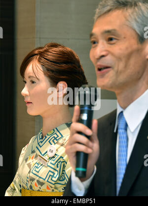 Tokyo, Giappone. Xx Aprile, 2015. Rivestiti in kimono tradizionali, Aiko Chihara fa il suo debutto presso il banco informazioni della Tokyo gli esclusivi Mitsukoshi department store di lunedì, 20 aprile 2015. Aiko, un robot umanoide realizzato da Toshiba, sorrisi e archi a clienti e offre la possibilità di sei minuti di guida con informazioni circa il negozio prestedious inclusi gli eventi. Credito: Natsuki Sakai/AFLO/Alamy Live News Foto Stock