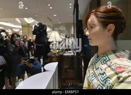 Tokyo, Giappone. Xx Aprile, 2015. Rivestiti in kimono tradizionali, Aiko Chihara fa il suo debutto presso il banco informazioni della Tokyo gli esclusivi Mitsukoshi department store di lunedì, 20 aprile 2015. Aiko, un robot umanoide realizzato da Toshiba, sorrisi e archi a clienti e offre la possibilità di sei minuti di guida con informazioni circa il negozio prestedious inclusi gli eventi. Credito: Natsuki Sakai/AFLO/Alamy Live News Foto Stock