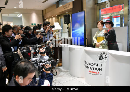 Tokyo, Giappone. Xx Aprile, 2015. Rivestiti in kimono tradizionali, Aiko Chihara fa il suo debutto presso il banco informazioni della Tokyo gli esclusivi Mitsukoshi department store di lunedì, 20 aprile 2015. Aiko, un robot umanoide realizzato da Toshiba, sorrisi e archi a clienti e offre la possibilità di sei minuti di guida con informazioni circa il negozio prestedious inclusi gli eventi. Credito: Natsuki Sakai/AFLO/Alamy Live News Foto Stock