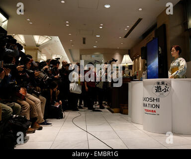 Tokyo, Giappone. Xx Apr, 2015. Fotografi scattano foto del Giappone della high-tech gigante della Toshiba robot umanoide 'Aiko Chihira' in testa store di Nihonbashi Mitsukoshi dipartimento in Tokyo, Giappone, 20 aprile 2015. Android è in carica della ricezione presso il department store da aprile 20-21. © Stringer/Xinhua/Alamy Live News Foto Stock