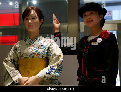 Tokyo, Giappone. Xx Apr, 2015. Una receptionist in posa per una foto con il Giappone high-tech gigante della Toshiba robot umanoide 'Aiko Chihira' in testa store di Nihonbashi Mitsukoshi dipartimento in Tokyo, Giappone, 20 aprile 2015. Android è in carica della ricezione presso il department store dal 20 aprile al 21. © Stringer/Xinhua/Alamy Live News Foto Stock