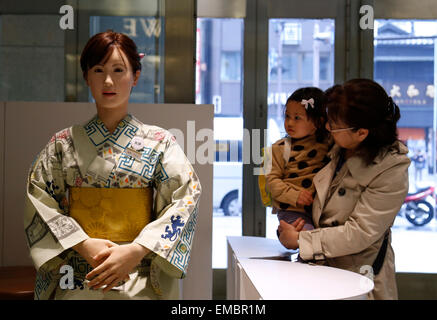 Tokyo, Giappone. Xx Apr, 2015. Una bambina e la nonna guardare al Giappone di high-tech gigante della Toshiba robot umanoide 'Aiko Chihira' in testa store di Nihonbashi Mitsukoshi dipartimento in Tokyo, Giappone, 20 aprile 2015. Android è in carica della ricezione presso il department store da aprile 20-21. © Stringer/Xinhua/Alamy Live News Foto Stock