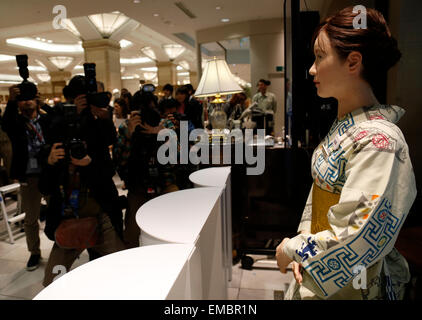 Tokyo, Giappone. Xx Apr, 2015. Fotografi scattano foto del Giappone della high-tech gigante della Toshiba robot umanoide 'Aiko Chihira' in testa store di Nihonbashi Mitsukoshi dipartimento in Tokyo, Giappone, 20 aprile 2015. Android è in carica della ricezione presso il department store da aprile 20-21. © Stringer/Xinhua/Alamy Live News Foto Stock