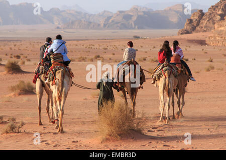 Il Wadi Rum, Giordania - Marzo 24,2015: turisti cavalcare cammelli al tramonto nel Wadi Rum desert, Giordania