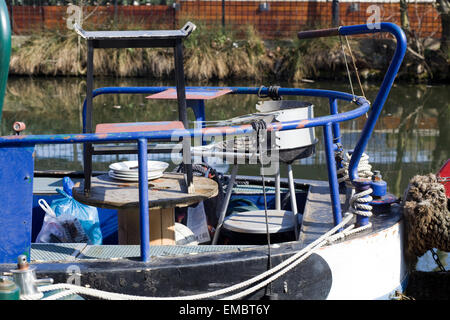 Strette barche ormeggiate in Little Venice Londra Foto Stock