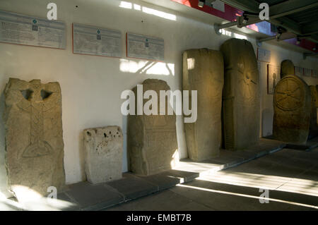 Inizio croci cristiane, Margam pietre Museum, Neath Port Talbot, South Wales, Regno Unito. Foto Stock