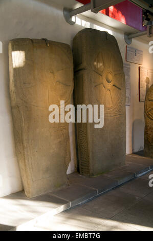 Inizio croci cristiane, Margam pietre Museum, Neath Port Talbot, South Wales, Regno Unito. Foto Stock