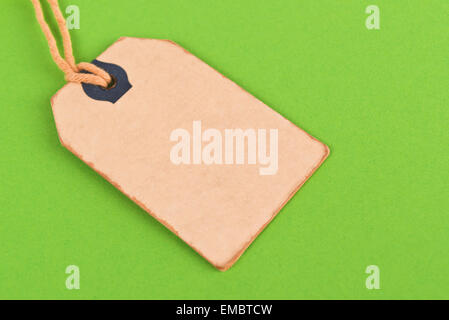 Blank Sconto Prezzo Vintage Etichetta come copia di spazio sul verde sfondo testurizzato, vista dall'alto Foto Stock