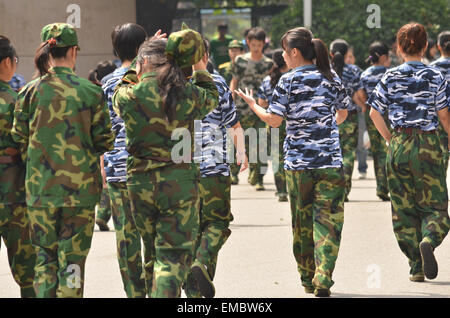 Gli studenti universitari iniziare l'addestramento militare presso l' Università di Xi'an, Cina. Foto Stock