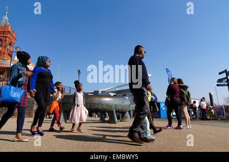 Famiglia di nero sulla gita a Cardiff Bay, Wales, Regno Unito. Foto Stock