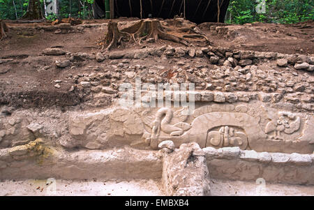 Fregi Maya a El Mirador raffigurante il mito di creazione trovata nel Popol Vuh Foto Stock