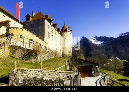 Vista sul castello di Gruyeres nel Cantone di Friburgo, Svizzera Foto Stock