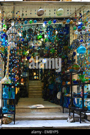 Scena del Bazaar di Khan El Khalili al Cairo, un grande souk nel quartiere islamico del Cairo, Egitto Foto Stock