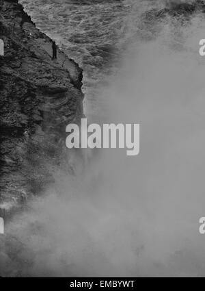 Grave seascape drammatica con il pescatore in Capo San Vicent scogliere sulla costa atlantica Foto Stock