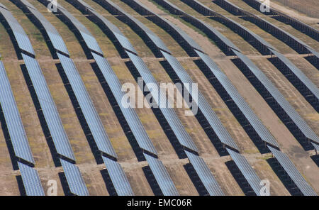 Vista aerea di una grande installazione di pannelli fotovoltaici, Alconchel, Spagna Foto Stock