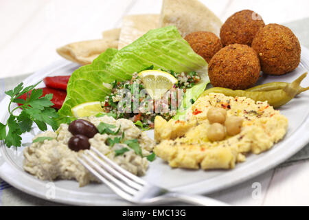 Hummus, falafel, Baba ghanoush, tabulé e pita, cucina medio orientale Foto Stock