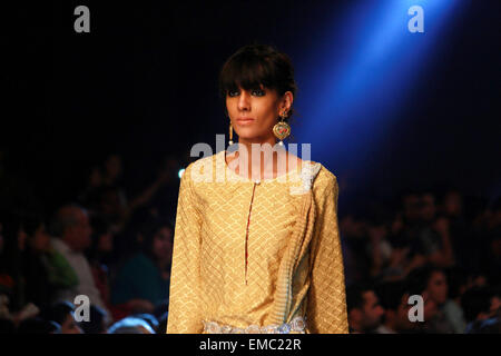 Lahore. Xix Apr, 2015. Un modello presenta una creazione del designer Muse durante il Pakistan Fashion Design Sunsilk del Consiglio della settimana della moda in Pakistan orientale di Lahore, 19 aprile 2015. © Sajjad/Xinhua/Alamy Live News Foto Stock