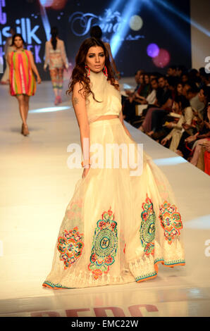 Lahore. Xix Apr, 2015. Un modello presenta una creazione del designer Jeena durante il Pakistan Fashion Design Sunsilk del Consiglio della settimana della moda in Pakistan orientale di Lahore, 19 aprile 2015. © Sajjad/Xinhua/Alamy Live News Foto Stock