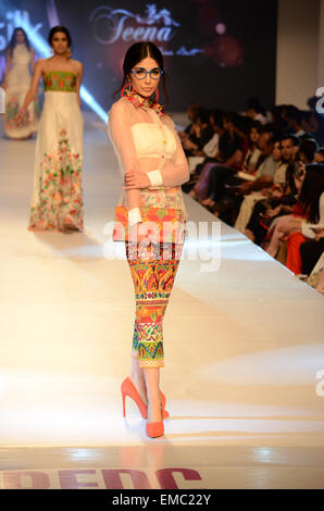 Lahore. Xix Apr, 2015. Un modello presenta una creazione del designer Jeena durante il Pakistan Fashion Design Sunsilk del Consiglio della settimana della moda in Pakistan orientale di Lahore, 19 aprile 2015. © Sajjad/Xinhua/Alamy Live News Foto Stock