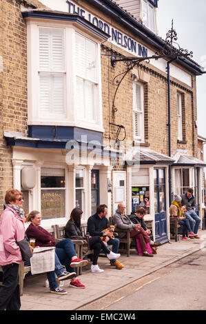 La gente seduta al di fuori del Lord Nelson pub di Southwold , Suffolk , Inghilterra , Inghilterra , Regno Unito Foto Stock