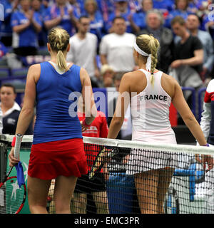 Ostrava, Repubblica Ceca. Xviii Apr, 2015. Ceca giocatore di tennis Petra KVITOVA (sinistra) e il suo avversario francese Kristina Mladenovic durante la semifinale Repubblica Ceca vs. Francia Fed Cup match in Ostrava, Repubblica ceca, 18 aprile 2015. © Petr Sznapka/CTK foto/Alamy Live News Foto Stock