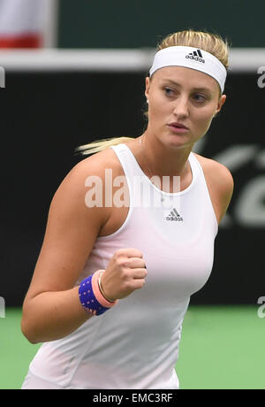 Ostrava, Repubblica Ceca. Xviii Apr, 2015. Tennis francese player Kristina Mladenovic in azione durante la semifinale Repubblica Ceca vs. Francia Fed Cup match contro Petra KVITOVA in Ostrava, Repubblica ceca, 18 aprile 2015. © Jaroslav Ozana/CTK foto/Alamy Live News Foto Stock