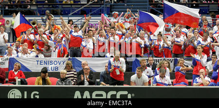 Ostrava, Repubblica Ceca. Xviii Apr, 2015. Ventole ceca durante la semifinale Repubblica Ceca vs. Francia Fed Cup Match Petra KVITOVA contro Kristina Mladenovic in Ostrava, Repubblica ceca, 18 aprile 2015. © Petr Sznapka/CTK foto/Alamy Live News Foto Stock