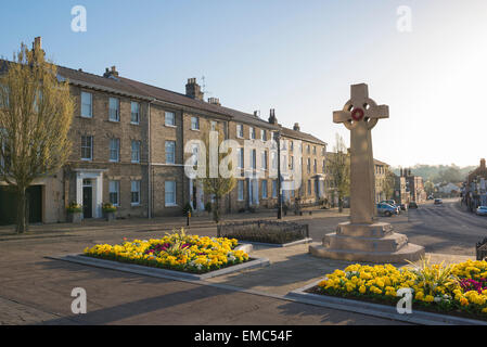 Bury St Edmunds Angel Hill, vista dell'architettura georgiana e del monumento commemorativo della guerra in città su Angel Hill a Bury St. Edmunds, Suffolk, Regno Unito Foto Stock