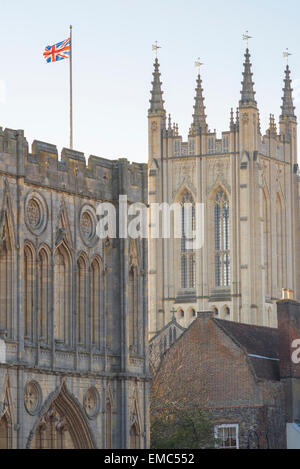 Architettura di Bury St Edmunds, vista della torre della cattedrale di St. Edmundsbury e della porta dell'abbazia del 14th° secolo (primo piano), Bury St Edmunds, Suffolk, Regno Unito Foto Stock