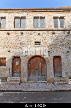 Ingresso della sala Tithe Barn (circa XIII c.) nella città di Provins, Francia. NESCO Sito Patrimonio Mondiale Foto Stock