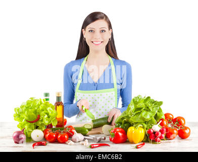 Giovane donna la preparazione di insalata. Cibo sano e concetto di dieta. Isolato su bianco. Foto Stock