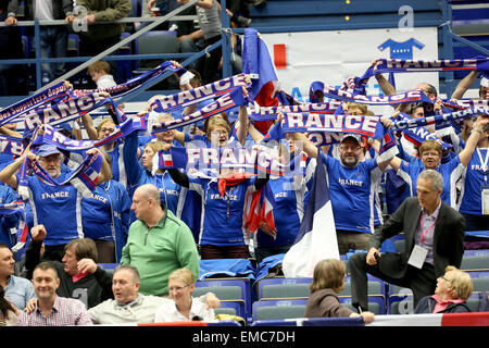 Ostrava, Repubblica Ceca. Xviii Apr, 2015. Ventole francese durante la semifinale Repubblica Ceca vs. Francia Fed Cup Match Petra KVITOVA contro Kristina Mladenovic in Ostrava, Repubblica ceca, 18 aprile 2015. © Petr Sznapka/CTK foto/Alamy Live News Foto Stock