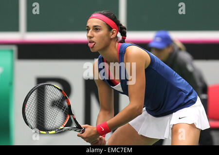 Ostrava, Repubblica Ceca. Xviii Apr, 2015. Tennis francese player Caroline Garcia in azione durante la semifinale Repubblica Ceca vs. Francia Fed Cup match contro Lucie SAFAROVA in Ostrava, Repubblica ceca, 18 aprile 2015. © Petr Sznapka/CTK foto/Alamy Live News Foto Stock