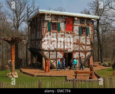 Thale, Germania. Xv Apr, 2015. La gente visita il nuovo witche's house a Hexentanzplatz (lit. witche's dance floor) vicino a Thale, Germania, 15 aprile 2015. La nuova costruzione upsite-giù casa in legno e muratura costo 500.000. La casa è stata costruita per attirare più turisti per il mistico Hexentanzplatz che ripetutamente è un antico sassone sito di culto. Foto: Matthias Bein/dpa/Alamy Live News Foto Stock