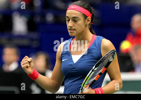 Ostrava, Repubblica Ceca. Xviii Apr, 2015. Tennis francese player Caroline Garcia in azione durante la semifinale Repubblica Ceca vs. Francia Fed Cup match contro Lucie SAFAROVA in Ostrava, Repubblica ceca, 18 aprile 2015. © Petr Sznapka/CTK foto/Alamy Live News Foto Stock