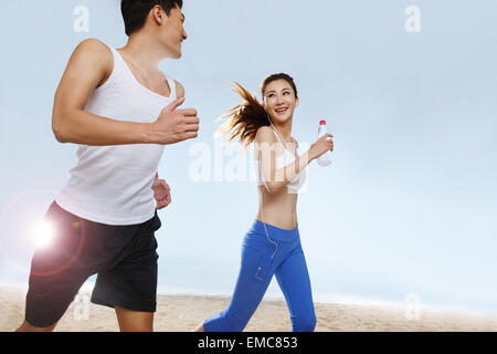 Le coppie romantiche in esecuzione sulla spiaggia Foto Stock