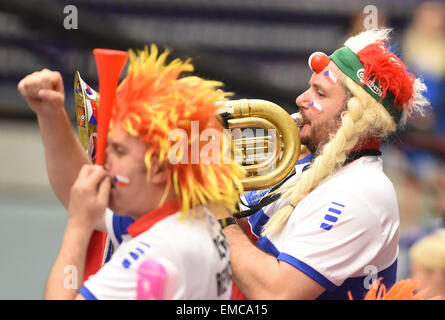 Ostrava, Repubblica Ceca. Xviii Apr, 2015. Ventole ceca durante la semifinale Repubblica Ceca vs. Francia Fed Cup Match Lucie SAFAROVA contro Caroline Garcia a Ostrava, Repubblica ceca, 18 aprile 2015. © Jaroslav Ozana/CTK foto/Alamy Live News Foto Stock