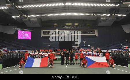 Il francese i giocatori di tennis (da sinistra a destra) Pauline Parmentier, Kristina Mladenovic, Caroline Garcia, Alize Cornet e capitano Amelie Mauresmo e il ceco i giocatori di tennis capitano Petr Pala, Petra KVITOVA, Karolina Pliskova, Lucie SAFAROVA e Barbora STRYCOVA pongono prima semifinale Repubblica Ceca vs. Francia Fed Cup a Ostrava, Repubblica ceca, 18 aprile 2015. (CTK foto/Jaroslav Ozana) Foto Stock