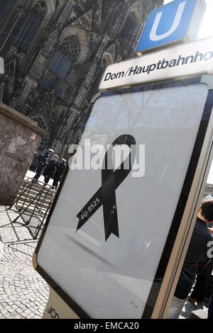 Colonia, Germania. Xvii Apr, 2015. L'inizio della celebrazione ecumenica di Preghiera per le vittime della Germanwings crash di fronte alla Cattedrale di Colonia, Germania, 17 aprile 2015./picture alliance © dpa/Alamy Live News Foto Stock