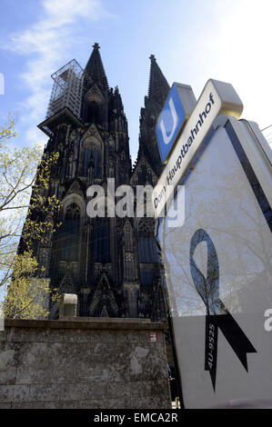 Colonia, Germania. Xvii Apr, 2015. L'inizio della celebrazione ecumenica di Preghiera per le vittime della Germanwings crash di fronte alla Cattedrale di Colonia, Germania, 17 aprile 2015./picture alliance © dpa/Alamy Live News Foto Stock