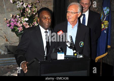 Il New York Cosmos leggende Pele e Franz Beckenbauer luce lo stato Empisre Edificio "Cosmo verde' per lanciare e celebrare l'inizio del team 2015 stagione primaverile. New York, 17.04.2015/picture alliance Foto Stock