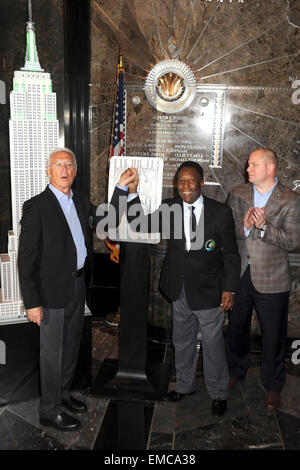 Il New York Cosmos leggende Pele e Franz Beckenbauer luce lo stato Empisre Edificio "Cosmo verde' per lanciare e celebrare l'inizio del team 2015 stagione primaverile. New York, 17.04.2015/picture alliance Foto Stock