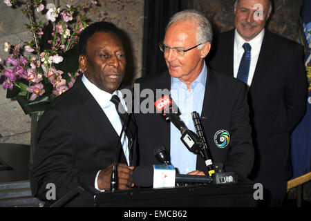 Il New York Cosmos leggende Pele e Franz Beckenbauer luce lo stato Empisre Edificio "Cosmo verde' per lanciare e celebrare l'inizio del team 2015 stagione primaverile. New York, 17.04.2015/picture alliance Foto Stock