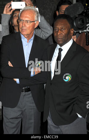 Il New York Cosmos leggende Pele e Franz Beckenbauer luce lo stato Empisre Edificio "Cosmo verde' per lanciare e celebrare l'inizio del team 2015 stagione primaverile. New York, 17.04.2015/picture alliance Foto Stock