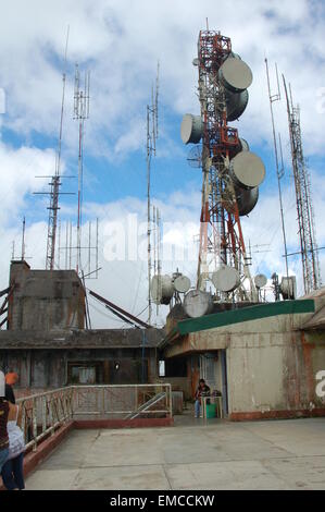 Antenne, Ripetitori antenne e piatti al top delle persone di parcheggiare nel cielo nelle Filippine Foto Stock