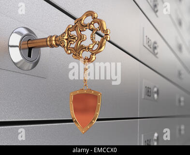 Chiave con gingillo in forma di scudo nella cassetta di sicurezza Foto Stock