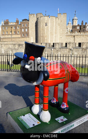 Un Shaun la pecora scultura replica, parte di Shaun nella città mostra di 50 Shauns collocati intorno a Londra nel maggio 2015 Foto Stock