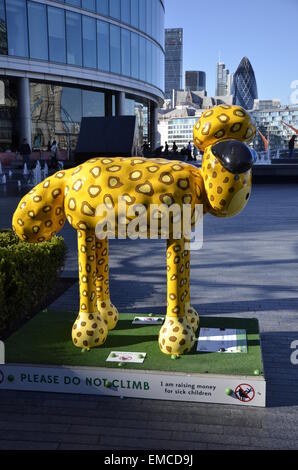 Un Shaun la pecora scultura replica, parte di Shaun nella città mostra di 50 Shauns collocati intorno a Londra nel maggio 2015 Foto Stock