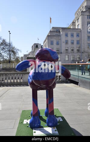 Un Shaun la pecora scultura replica, parte di Shaun nella città mostra di 50 Shauns collocati intorno a Londra nel maggio 2015 Foto Stock