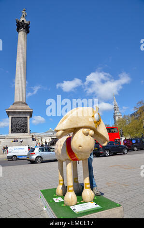 Un Shaun la pecora scultura replica, parte di Shaun nella città mostra di 50 Shauns collocati intorno a Londra nel maggio 2015 Foto Stock